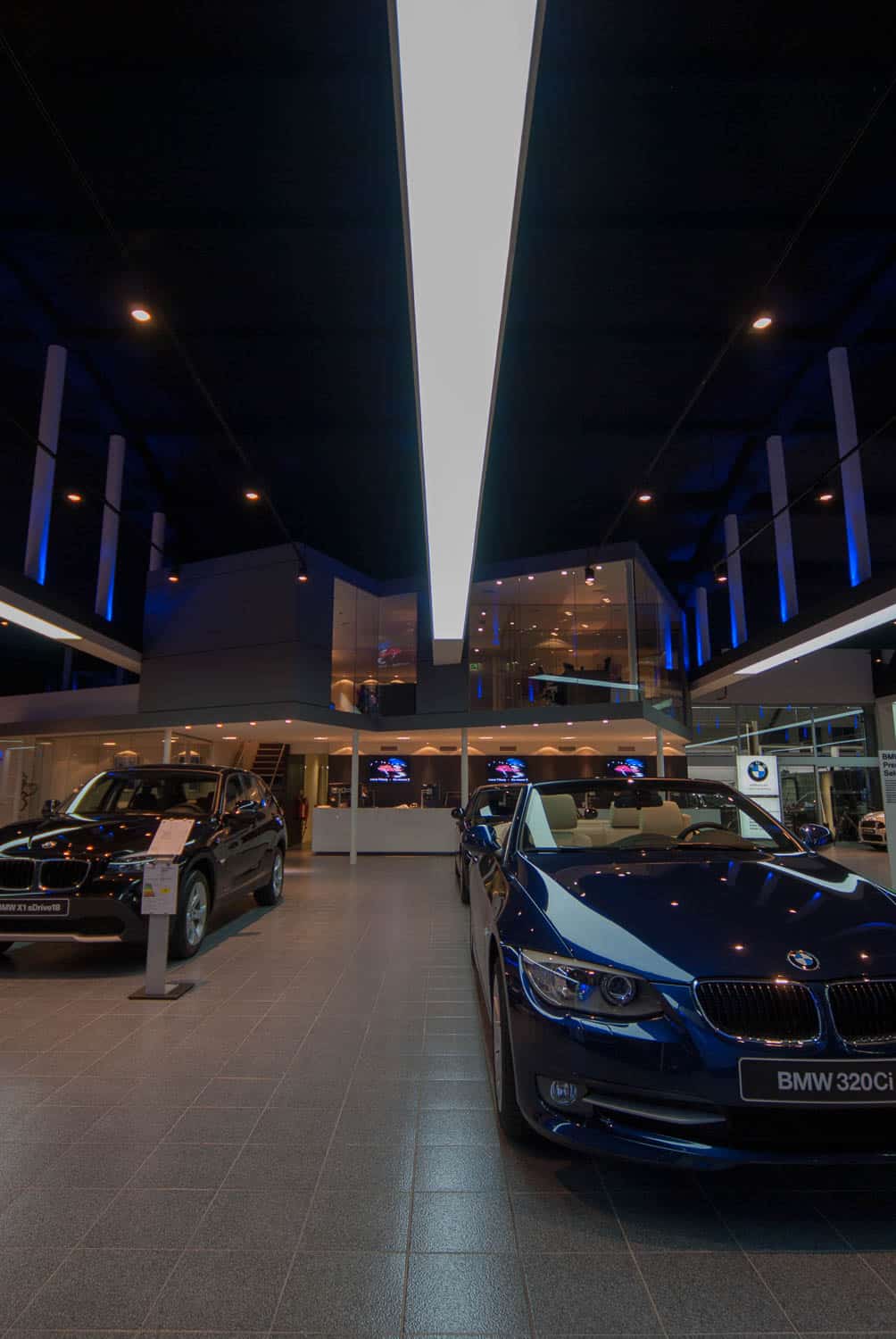 Licht project HOOGSPOOR auto showroom.